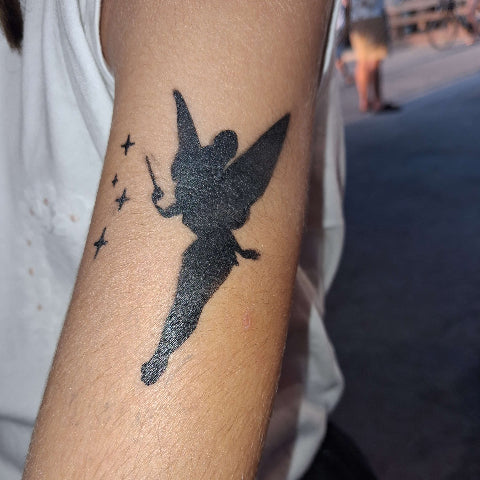 fée clochette sur le bras tattoo à l'aérographe et pochoir hauteur 8cm
