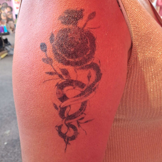 rose 15cm sur le haut du bras tatouage temporaire au jagua