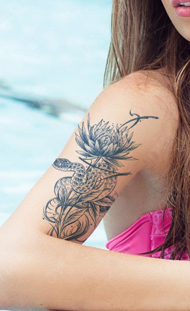 Tatouage au jagua de serpent sortant d'un bouquet - Équilibre ombre et beauté