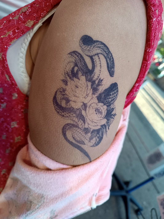Tatouage au jagua de serpent sortant des fleurs - Beauté venimeuse et Jardin interdit