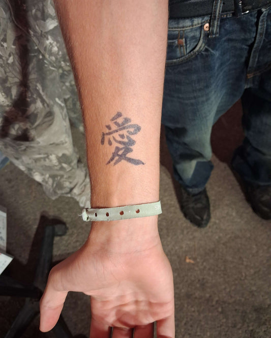 tatouage temporaire au jagua représente un idéogramme chinois symbole de l' amour grandeur de 5cm à l' intérieur de l'avant bras 